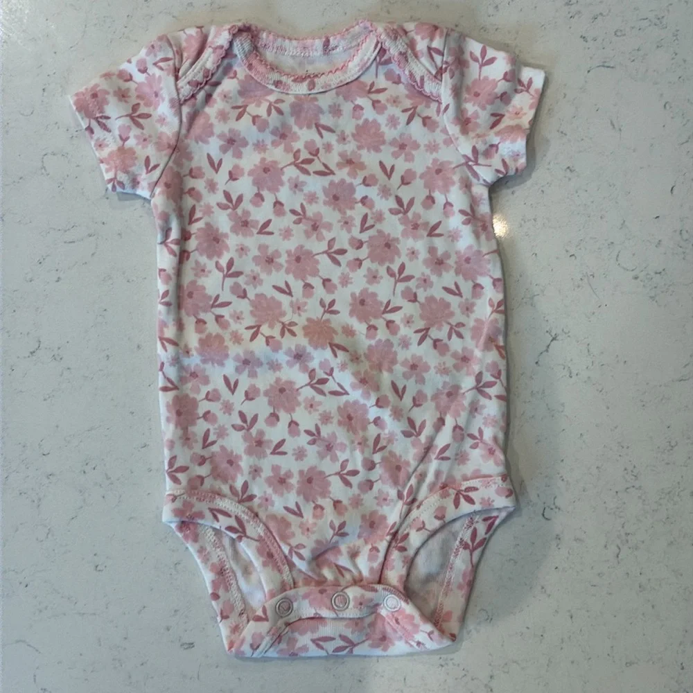 Just One You 4-pack of Onesies with Matching 2-pack of footie pants. Size 3M